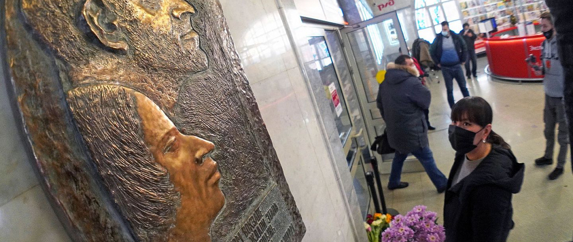 На Свердловском вокзале торжественно открыли бронзовый памятный знак к 130-летию Осипа Мандельштама