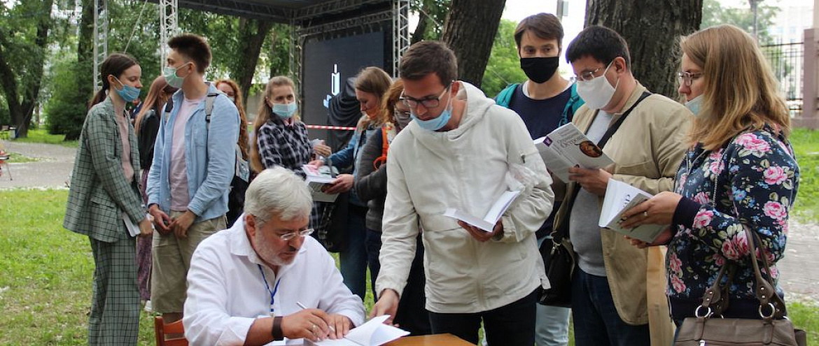 Подведены итоги фестиваля книги «Белый июнь»