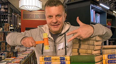 Леонид Парфенов распродает личную библиотеку на благотворительном аукционе