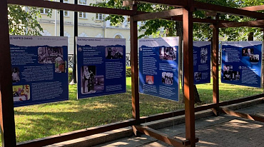 «Взгляд через окно»   Выставка к 90-летию поселка писателей «Переделкино» проходит в Москве на Страстном бульваре и на Арбате