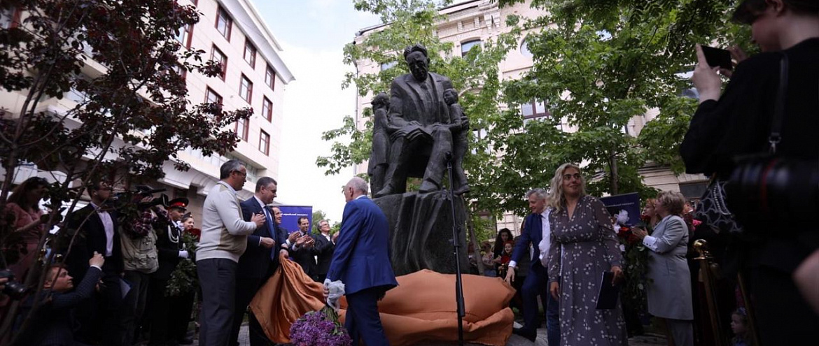 На Лялиной площади открыли монумент Самуилу Маршаку